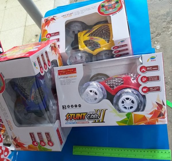 מכונית מתהפכת על שלט | מכונית פעלולים מתהפכת